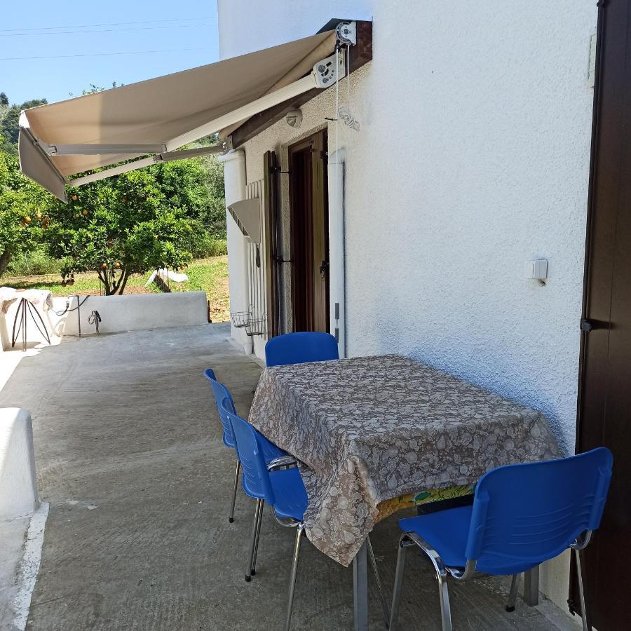 Εξοχική Κατοικία - Cottage Τίνα Líri Exterior photo