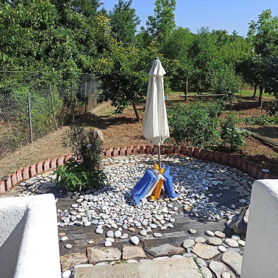 Εξοχική Κατοικία - Cottage Τίνα Líri Exterior photo
